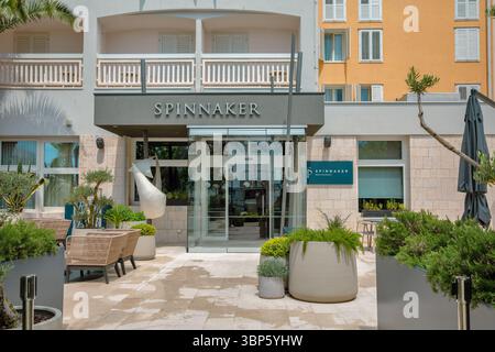 Porec, Croatie - 21 mai 2025 : entrée moderne du restaurant Spinnaker avec terrasse extérieure, mobilier élégant et verdure luxuriante. Design contemporain Banque D'Images