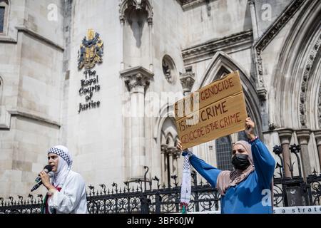 LONDRES, 2025-07-04 : des activistes pro-palestiniens manifestent devant les cours royales de justice alors qu'un juge entend une contestation contre la prohibition de Palestin Banque D'Images