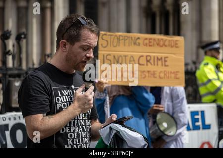 LONDRES, 2025-07-04 : des activistes pro-palestiniens manifestent devant les cours royales de justice alors qu'un juge entend une contestation contre la prohibition de Palestin Banque D'Images