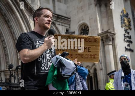 LONDRES, 2025-07-04 : des activistes pro-palestiniens manifestent devant les cours royales de justice alors qu'un juge entend une contestation contre la prohibition de Palestin Banque D'Images