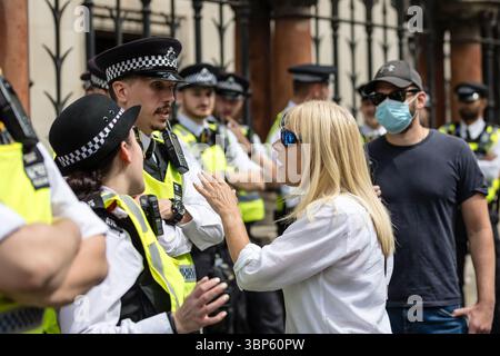 LONDRES, 2025-07-04 : des activistes pro-palestiniens manifestent devant les cours royales de justice alors qu'un juge entend une contestation contre la prohibition de Palestin Banque D'Images