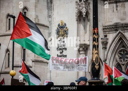 LONDRES, 2025-07-04 : des activistes pro-palestiniens manifestent devant les cours royales de justice alors qu'un juge entend une contestation contre la prohibition de Palestin Banque D'Images