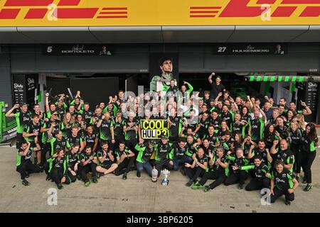 NORTHAMPTON, ANGLETERRE - 6 JUILLET : Nico Hulkenberg, d'Allemagne, et l'écurie Stake F1 Team Kick Sauber et son équipe célèbrent leur victoire lors du Grand Prix F1 de Grande-Bretagne sur le circuit de Silverstone le 6 juillet 2024 à Northampton, Angleterre.(photo de Vince Mignott/Alamy Live News) Banque D'Images