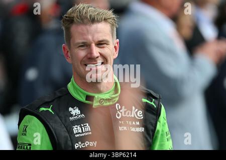 NORTHAMPTON, ANGLETERRE - 6 JUILLET : Nico Hulkenberg d'Allemagne et Stake F1 Team donnent un coup de pied à Sauber au parc Feme lors du Grand Prix de F1 de Grande-Bretagne sur le circuit de Silverstone le 6 juillet 2024 à Northampton, Angleterre.(photo de Vince Mignott/Alamy Live News) Banque D'Images