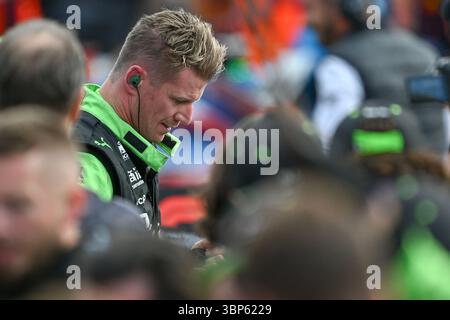 NORTHAMPTON, ANGLETERRE - 6 JUILLET : Nico Hulkenberg d'Allemagne et Stake F1 Team donnent un coup de pied à Sauber au parc Feme lors du Grand Prix de F1 de Grande-Bretagne sur le circuit de Silverstone le 6 juillet 2024 à Northampton, Angleterre.(photo de Vince Mignott/Alamy Live News) Banque D'Images