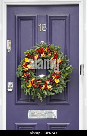 Couronne décorative de Noël accrochée sur une porte d'entrée d'une maison à Kensington, Londres, Angleterre, Royaume-Uni, Royaume-Uni Banque D'Images