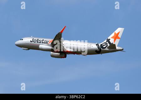 Un Airbus 320 Jetstar Asia Airways décolle de l'aéroport Denpasar Bali Ngurah Rai. Jetstar Asia cessera toutes ses activités le 31 2025 juillet. Après une analyse approfondie de la hausse des coûts de Jetstar Asia, les actionnaires de la compagnie ont pris la décision de réduire progressivement le calendrier de la compagnie avant de cesser définitivement ses activités. Banque D'Images