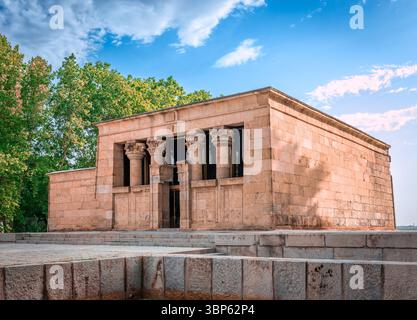 Le temple Debod, un ancien temple égyptien qui a été transporté de l’Égypte au parc Cuartel de la Montaña à Madrid, juste à côté de la Plaza de España, à MAD Banque D'Images