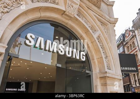 Extérieur Samsung Flagship Store avec façade en forme d'arche en verre et signalétique logo. Londres, Royaume-Uni, 11 mai 2024 Banque D'Images
