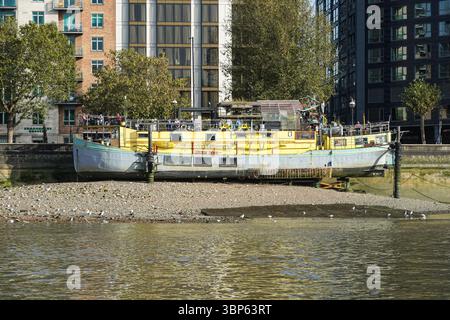 Tamesis Dock bar sur une barge amarrée sur la Tamise, Londres Angleterre Royaume-Uni Banque D'Images