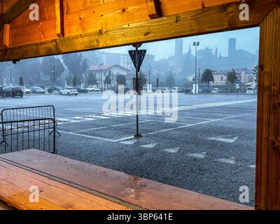 News - concert Sting à Bassano annulé en raison du mauvais temps la tempête à l'entrée du parc de concerts pendant le concert Sting à Bassano annulé en raison du mauvais temps, News à Bassano del Grappa VI, Italie, 06 juillet 2025 Bassano del Grappa VI Bassano Music Park Italie Copyright : xAlessioxMarinix/xLiveMediax LPN 1949357 Banque D'Images