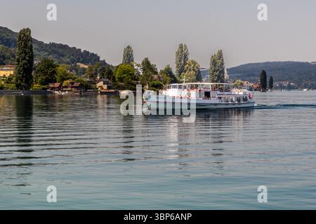 Le navire à passagers "Thurgau" navigue sur le lac de Constance par une journée ensoleillée près des rives de Salenstein dans le canton de Thurgau, en Suisse. Banque D'Images