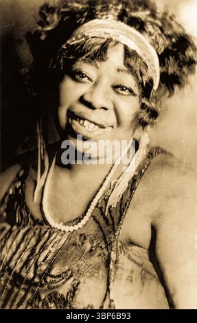 Gertrude 'ma' Rainey (1886-1939), chanteuse de blues légendaire américaine souvent appelée la "mère du Blues", a été l'une des premières chanteuses bleues afro-américaines professionnelles. Photographie prise en 1923, l'année où ma Rainey signe son premier contrat d'enregistrement avec Paramount Records. Banque D'Images
