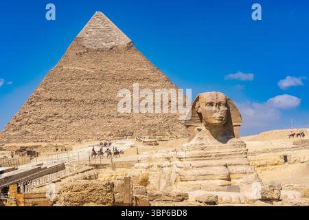 Vue du Sphinx, derrière laquelle se trouve la pyramide de Chephren Banque D'Images