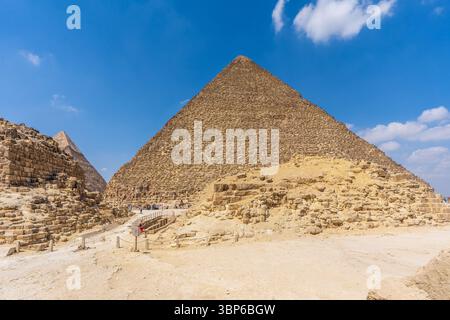 Grande Pyramide de Gizeh, avec les Pyramides de la Reine et la fosse à bateaux au premier plan Banque D'Images