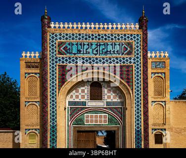 Une entrée architecturale magnifique avec des carreaux complexes et des couleurs vives, mettant en valeur des motifs et des designs traditionnels. La structure est fram Banque D'Images