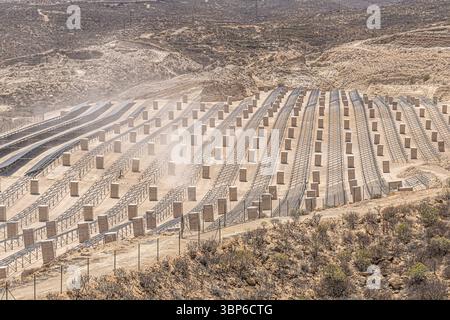 Une ferme solaire photovoltaïque à grande échelle en construction dans un paysage sec et aride d'action Aricoclimaté à Tenerife, aux îles Canaries Banque D'Images