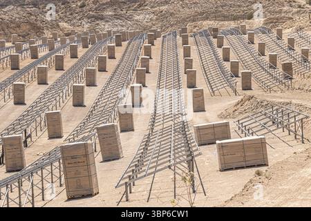 Une ferme solaire photovoltaïque à grande échelle en construction dans un paysage sec et aride d'action Aricoclimaté à Tenerife, aux îles Canaries Banque D'Images