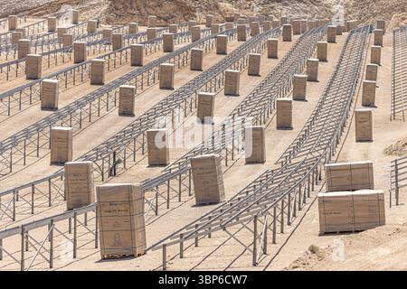 Une ferme solaire photovoltaïque à grande échelle en construction dans un paysage sec et aride d'action Aricoclimaté à Tenerife, aux îles Canaries Banque D'Images