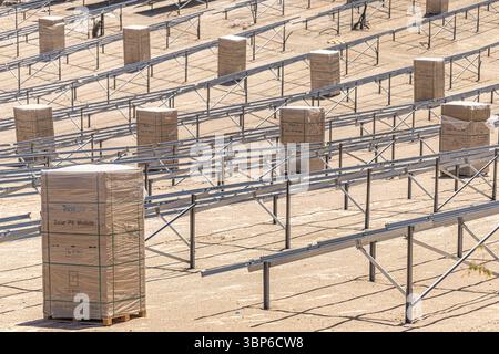Une ferme solaire photovoltaïque à grande échelle en construction dans un paysage sec et aride d'action Aricoclimaté à Tenerife, aux îles Canaries Banque D'Images