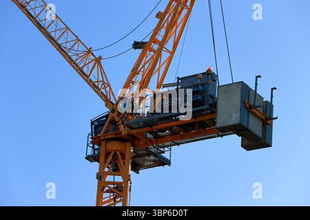 Grue à tour à flèche relevable et contrepoids sur le site de constrution du moyeu de radcliffe à radcliffe lancashire, royaume-uni Banque D'Images