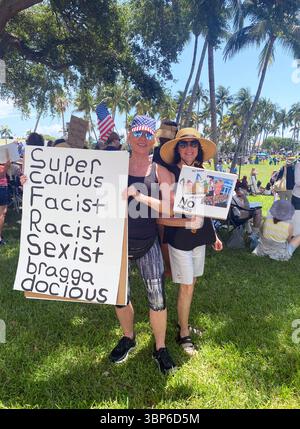 PAS de manifestation et de rallye KINGS, West Palm Beach, Floride. Écriteaux : « Bragga Docious, sexiste raciste, super calleux » et « America's Only King (Elvis) » tenus par 2 protestataires féminines différentes. Banque D'Images