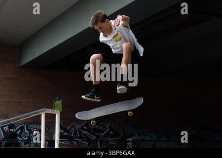 Francfort, Hesse, Allemagne. 6 juillet 2025. Un homme effectue des tours de skateboard dans les escaliers à Francfort, en Allemagne. (Crédit image : © Matias Basualdo/ZUMA Press Wire) USAGE ÉDITORIAL SEULEMENT ! Non destiné à UN USAGE commercial ! Banque D'Images