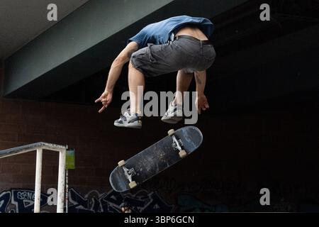Francfort, Hesse, Allemagne. 6 juillet 2025. Un homme effectue des tours de skateboard dans les escaliers à Francfort, en Allemagne. (Crédit image : © Matias Basualdo/ZUMA Press Wire) USAGE ÉDITORIAL SEULEMENT ! Non destiné à UN USAGE commercial ! Banque D'Images
