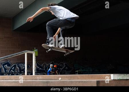 Francfort, Hesse, Allemagne. 6 juillet 2025. Un homme effectue des tours de skateboard dans les escaliers à Francfort, en Allemagne. (Crédit image : © Matias Basualdo/ZUMA Press Wire) USAGE ÉDITORIAL SEULEMENT ! Non destiné à UN USAGE commercial ! Banque D'Images