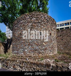 partie préservée et restaurée de l'ancienne muraille romaine avec la tour lysolphe du 1er siècle dans le centre-ville de cologne Banque D'Images