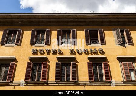Florence, Italie - 10 mai 2025 : façade de l'Hôtel Duomo avec volets en bois dans le centre historique Banque D'Images