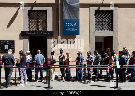 Florence, Italie - 10 mai 2025 : les touristes font la queue à la Galleria dell'Accademia, un célèbre musée abritant le David de Michel-Ange Banque D'Images