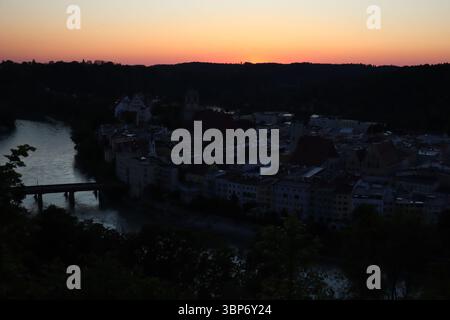 WASSERBURG, ALLEMAGNE - 13 MAI 2025 : vue au crépuscule sur Wasserburg am Inn avec paysage urbain silhouette, tour d'église Jakob, rivière Inn, et orange doux Banque D'Images