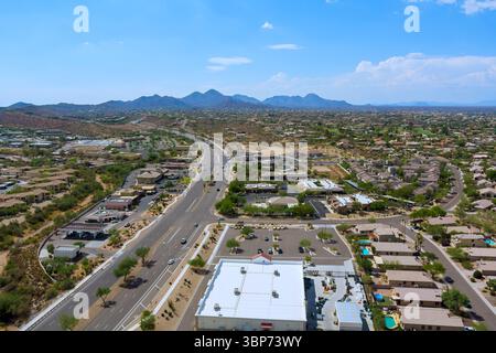 East Shea Boulevard à Fountain Hills, comté de Maricopa, Arizona. la grande route à plusieurs voies traverse la zone résidentielle de banlieue sud-ouest du développement urbain avec une végétation désertique. Banque D'Images