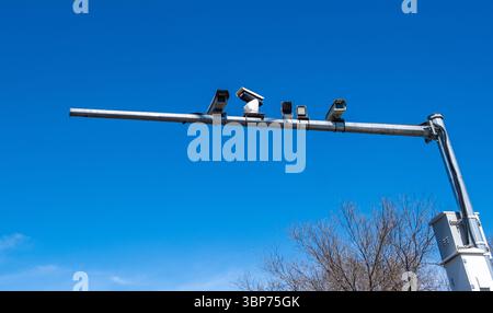 Caméras de sécurité sur la rue de la ville chinoise, surveillance de la vitesse en Chine, ciel bleu. Banque D'Images