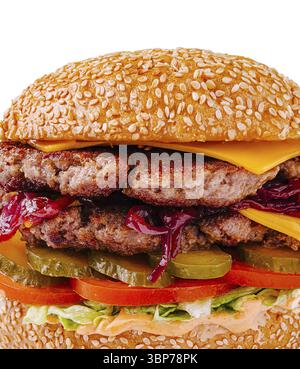 Nourriture, double cheeseburger juteux empilé avec du fromage fondu, oignons caramélisés, laitue fraîche, tomates, cornichons, et servi sur une graine de sésame grillée Banque D'Images