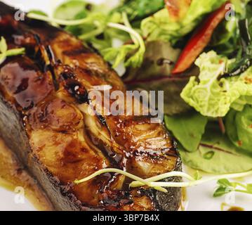 Nourriture, saumon frit à la poêle dans la sauce teriyaki sur l'assiette gros plan Banque D'Images