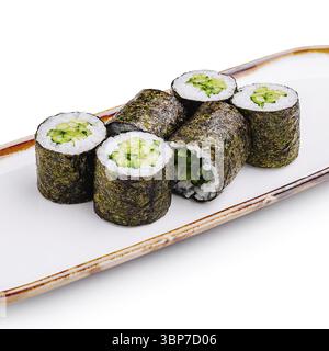 Nourriture, rouleaux de sushi au concombre frais sont disposés soigneusement sur une assiette blanche, mettant en valeur une garniture verte vibrante. Le cadre est lumineux, soulignant l'attrait Banque D'Images