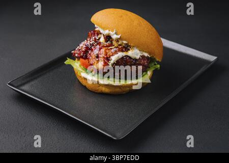 Nourriture, Craft burger cuit sur un plateau noir Banque D'Images
