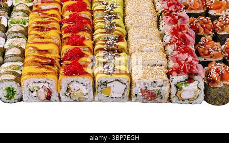 Food, Un plateau vibrant présente différents types de rouleaux de sushi, avec des ingrédients colorés et des garnitures. La disposition met en évidence l'aspect artistique A. Banque D'Images