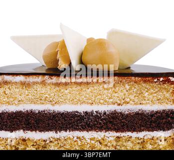 Nourriture, délicieux gâteau au chocolat décoré de bonbons au caramel et de morceaux de chocolat blanc, isolé sur fond blanc Banque D'Images