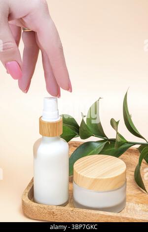 Fond tendance avec des flacons de soins cosmétiques naturels. Présentation du produit. Concept de produits de beauté et de soins corporels. Huile de beauté et crème pour le visage en whi Banque D'Images