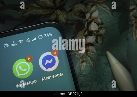 Dhaka, Bangladesh- 07 mai 2025 : WhatsApp et l'icône de l'application Messenger est vue sur le smartphone Banque D'Images