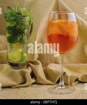 Nourriture, deux verres de cocktails tropicaux de près Banque D'Images