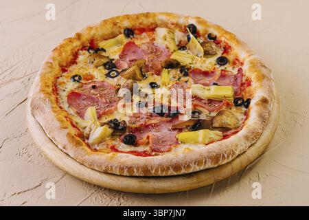 Nourriture, pizza suprême fraîchement cuite garnie de divers ingrédients sur un fond neutre Banque D'Images