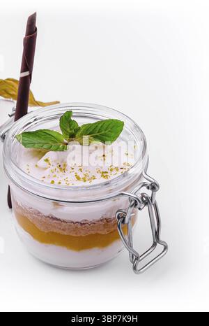 Nourriture, Tiramisu dans un verre avec de la mangue Banque D'Images