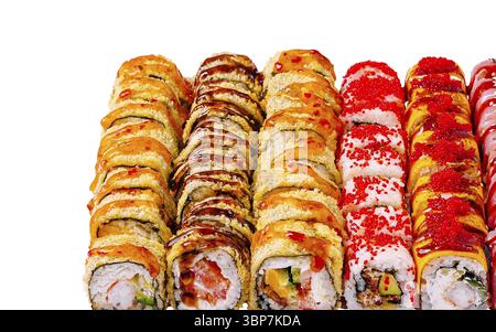 Nourriture, divers rouleaux de sushi sont présentés dans des arrangements colorés, avec un mélange d'ingrédients et de sauces. Les couleurs et les textures vibrantes soulignent Banque D'Images