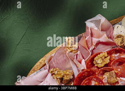 Nourriture, Un tableau de charcuterie magnifiquement arrangé avec diverses charcuteries, noix et accompagnements. L'assortiment vibrant met en valeur les textures Banque D'Images