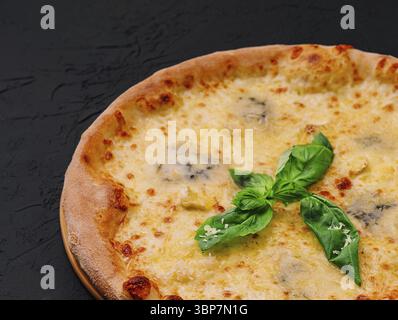 Nourriture, pizza fraîche savoureuse aux quatre fromages sur bois Banque D'Images