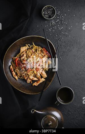 Nourriture, nouilles frites avec poulet et légumes Banque D'Images